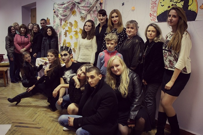 Святкування студентів та педагогічного складу містичного свята «Halloween». Більшість студентів представлені у страхітливих костюмах відповідно образу.