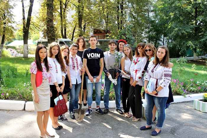 Наші першокурсники роблять внесок в зовнішній вигляд подвір’я університету саджаючи квітку.